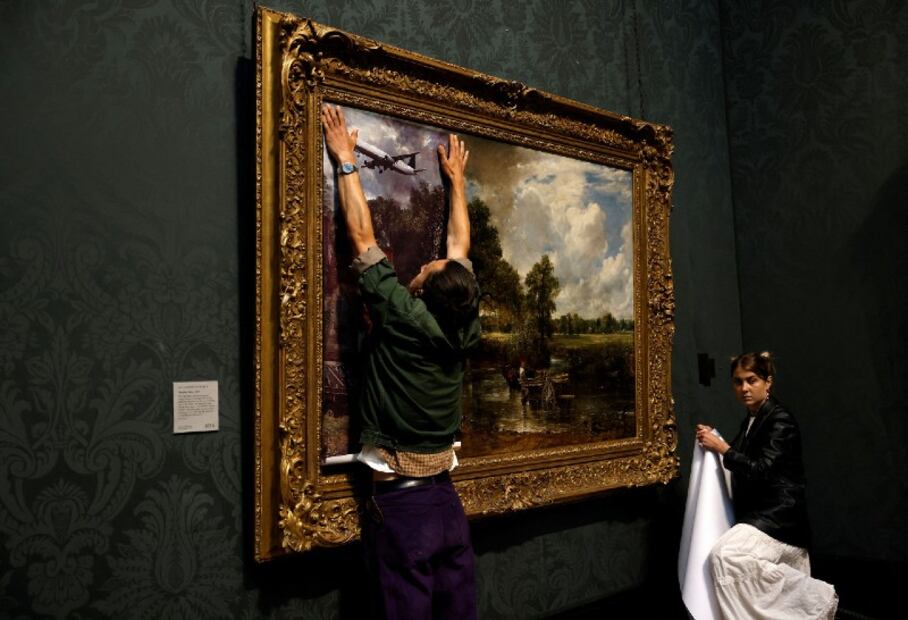 Activistas protestan pegándose a un cuadro de la National Gallery de Londres