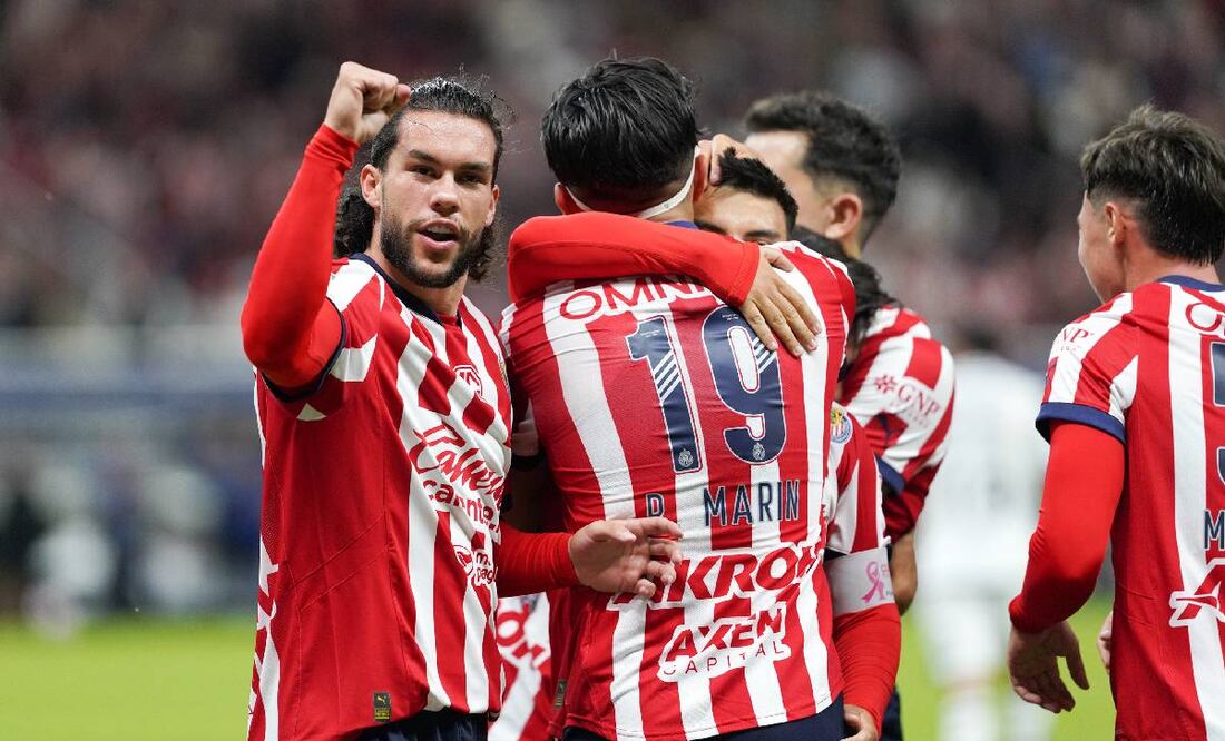 Cade Cowell encabezó la remontada de las Chivas ante Necaxa en la Jornada 13 de la Liga MX. Foto: Imago7
