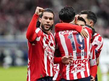 Chivas le dio la vuelta al Necaxa con golazos de Cowell, Marín y Guzmán