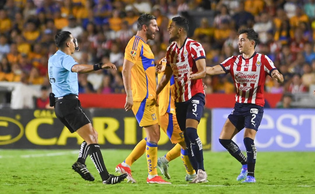 El partido entre Tigres y Chivas acabó empatado y muy caliente en la cancha. Foto: Imago7
