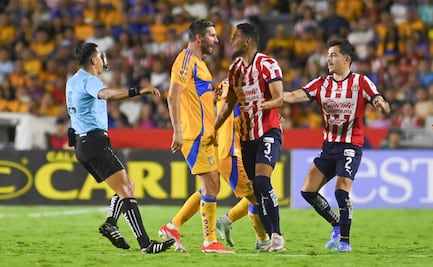 Chivas le sacó un punto a Tigres en un juego que se calentó de más