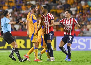 Chivas le sacó un punto a Tigres en un juego que se calentó de más
