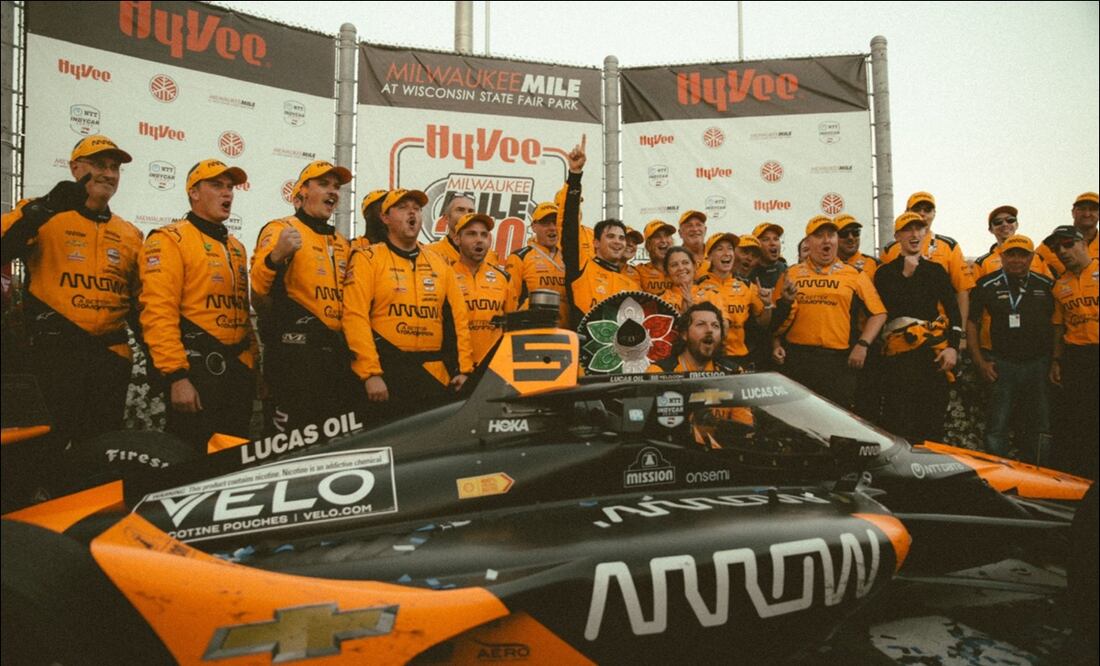 Pato O'Ward celebra con su equipo. FOTO: @PatricioOWard