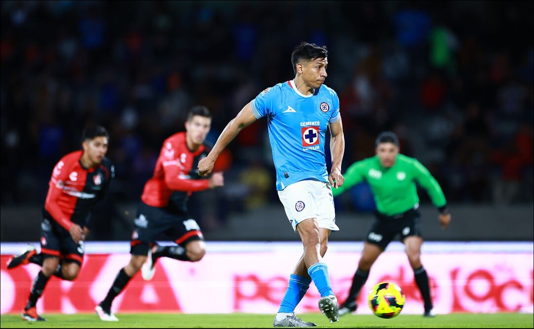 Ángel Sepúlveda cobra desde el manchón de penalti para poner el 1-0 ante Atlas. FOTO: Imago7