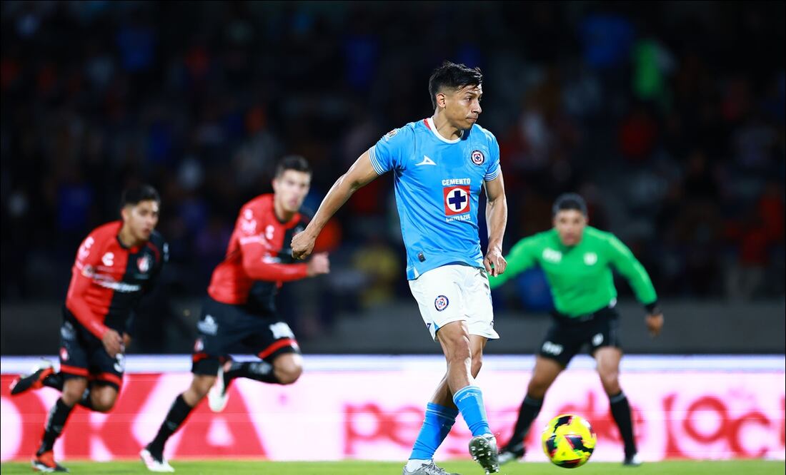 Ángel Sepúlveda cobra desde el manchón de penalti para poner el 1-0 ante Atlas. FOTO: Imago7