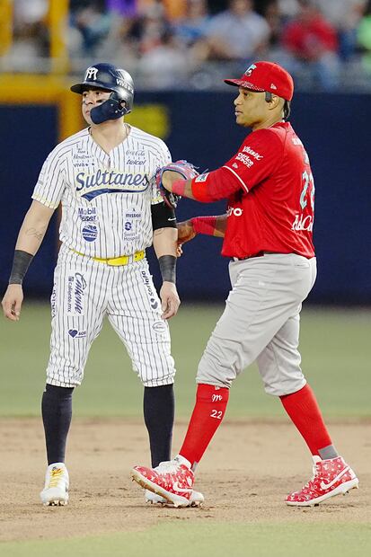 Christian Villanueva y Robinson Canó, durante el tercer juego de la Serie del Rey 2024 de la Liga Mexicana de Beisbol. FOTO: Imago7