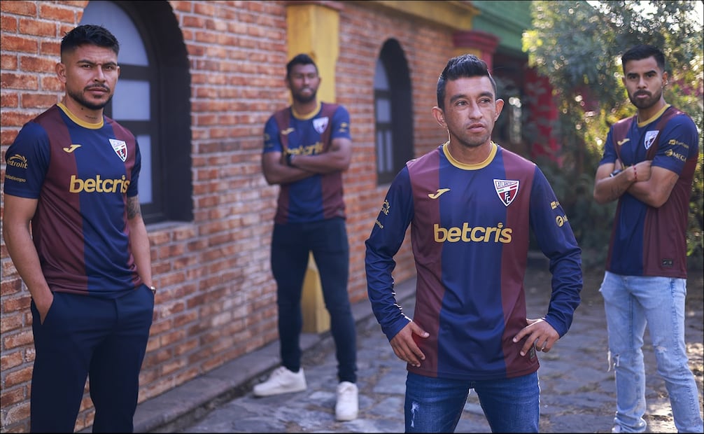 Jugadores del Atlante presumen la playera conmemorativa del equipo. FOTO: Especial
