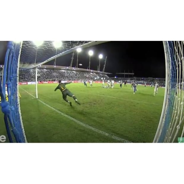 Tiago Volpi se tiró mucho antes de que el balón entrara a la portería y los aficionados del Gremio lo acusan de estar ligado a apuestas. Foto: Especial