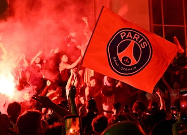 VIDEOS: Aficionados del PSG desatan locura en París tras ganar la UEFA Champions League
