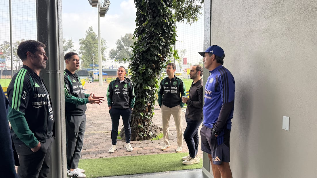 Guillermo Almada junto con el cuerpo técnico de Rafa Márquez / Foto: GrupoOllamani
