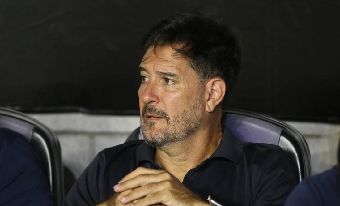 Gustavo Lema dirigiendo un partido de Pumas, durante el Apertura 2024 - Foto: Imago7