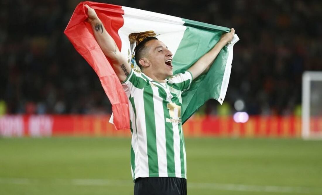Andrés Guardado con el Betis levantando la bandera de México / FOTO: Instagram @andresgua18
