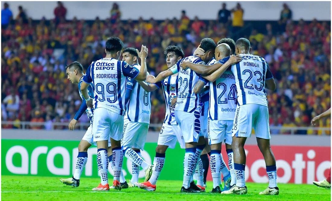 Jugadores de Pachuca celebrando un gol ante Herediano en Costa Rica / FOTO: Twitter @Tuzos