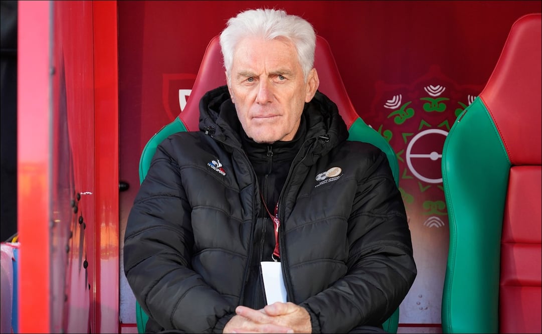 Hugo Broos, entrenador de Sudáfrica, espera el inicio del partido de su equipo ante Angola en la Copa Africana de Naciones 2025. FOTO: AP