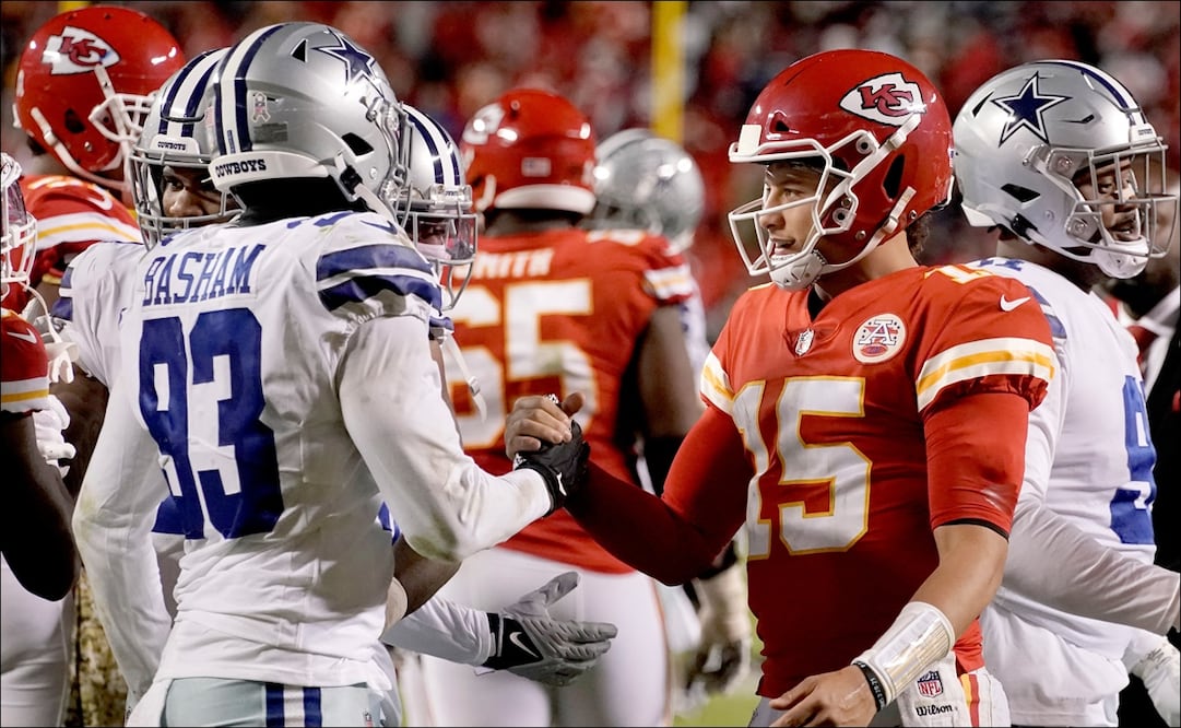 Patrick Mahomes (15), pasador de Chiefs, saluda al ala defensiva Tarell Basham (93), de Dallas. FOTO: AP
