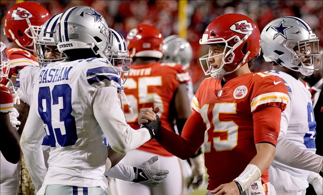 Patrick Mahomes (15), pasador de Chiefs, saluda al ala defensiva Tarell Basham (93), de Dallas. FOTO: AP