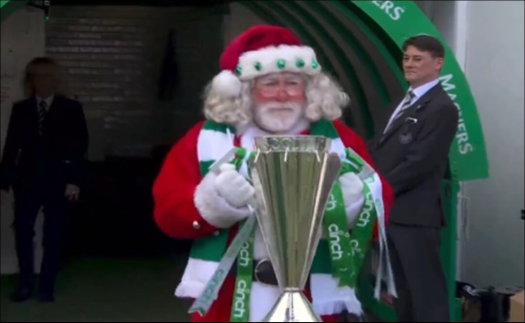 Santa Claus presentó el trofeo de campeón al Celtic en Escocia / Foto: Especiales