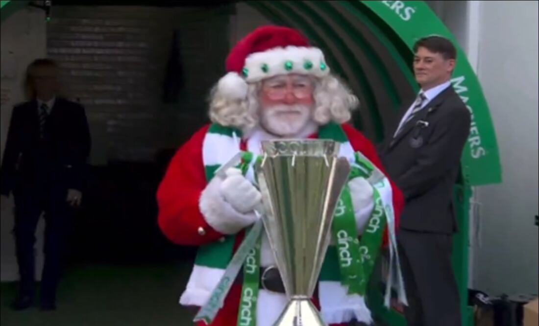 Santa Claus presentó el trofeo de campeón al Celtic en Escocia / Foto: Especiales