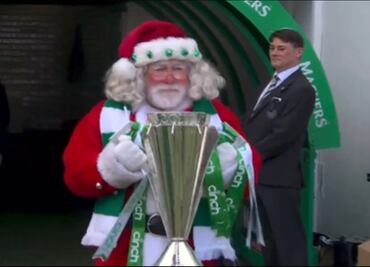 VIDEO: Santa Claus presentó el trofeo de campeón al Celtic de Escocia