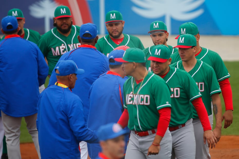 Jugadores de México saludan antes de enfrentar a Chile en un juego de béisbol en los Juegos Panamericanos 2023 - Foto: EFE