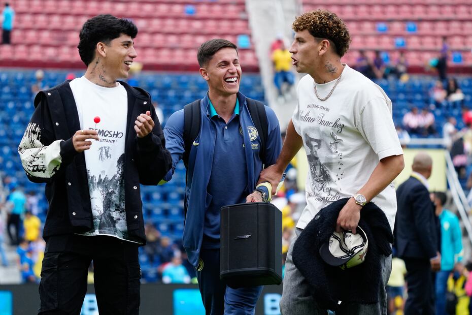 Kevin Álvarez, Brian Rodríguez e Igor Lichnovsky llegando al Estadio Ciudad de los Deportes. FOTO: Imago7