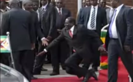 10 aparatosas caídas de mandatarios y políticos