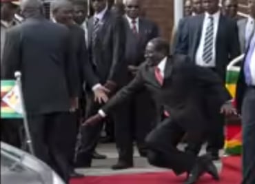 10 aparatosas caídas de mandatarios y políticos