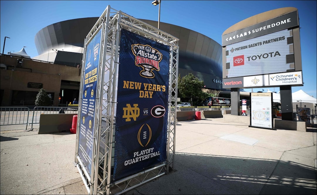 Un cartel del Allstate Sugar Bowl entre Georgia y Notre Dame se observa afuera del Superdome de Luisiana. FOTO: AFP