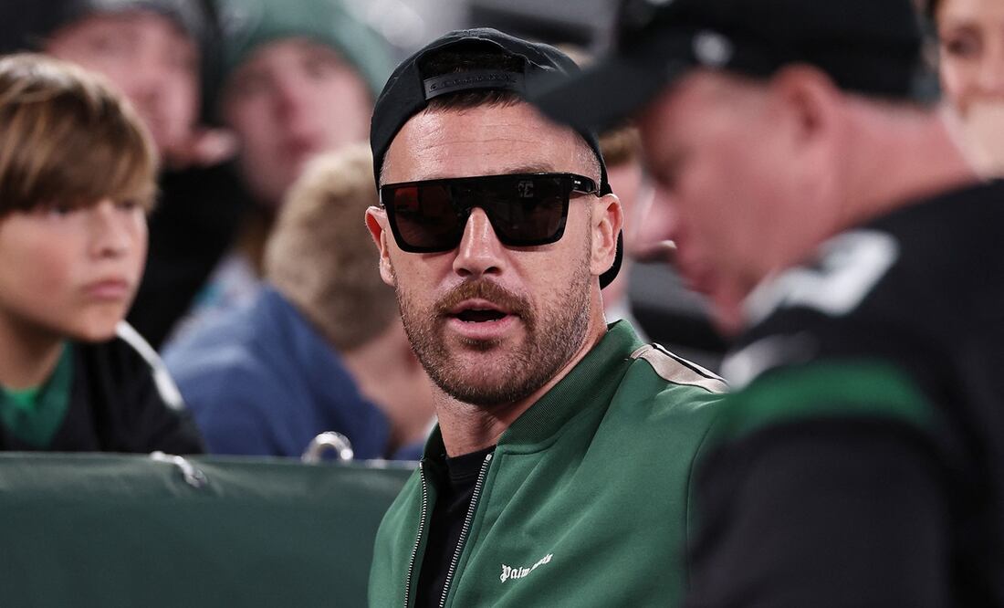 Travis Kelce disfrutando el juego entre New York Jets y Philadelphia Eagles - Foto: AFP