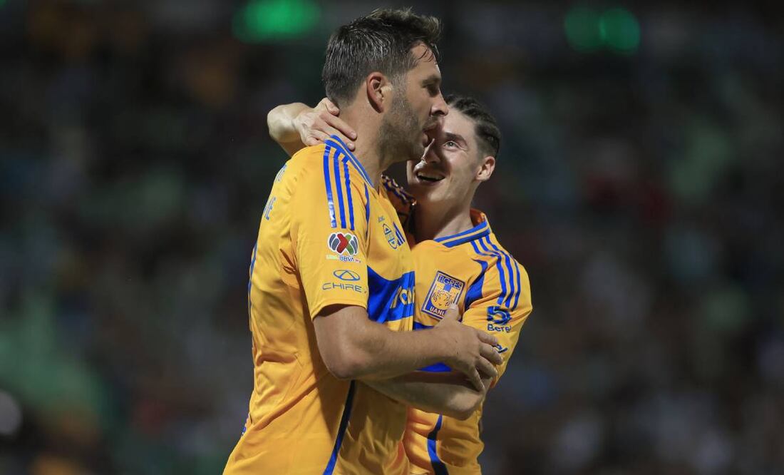 Marcelo Flores felicitó a Gignac luego de que llegó a 182 goles en la Liga MX y alcanzó al Tuca Ferretti. Foto: Imago7