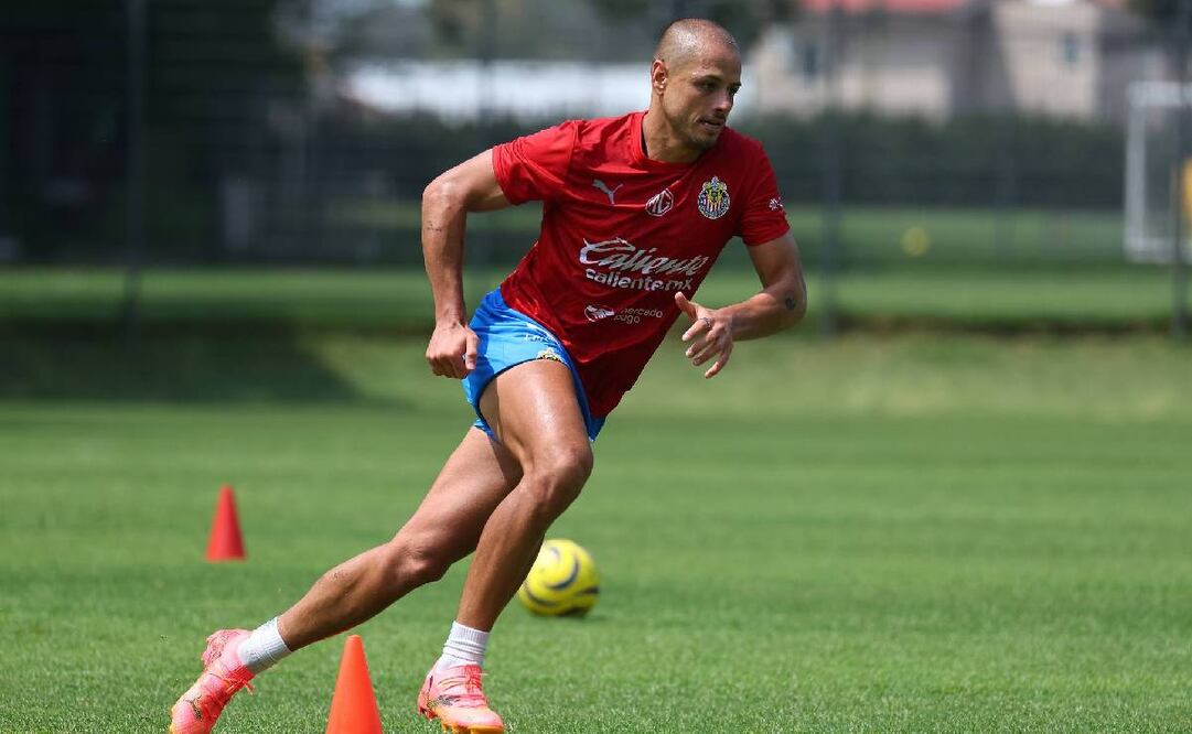 Chicharito Hernández estuvo a punto de lesionarse de gravedad en la pretemporada de Chivas. Foto: @Chivas