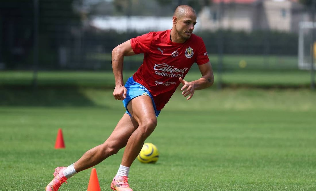 Chicharito Hernández estuvo a punto de lesionarse de gravedad en la pretemporada de Chivas. Foto: @Chivas