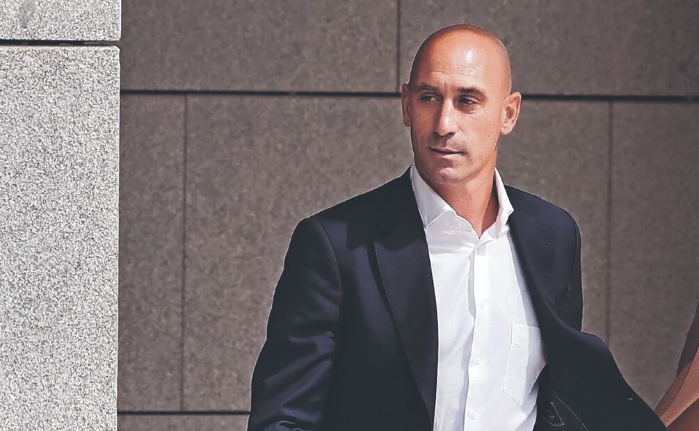 ¡Por abusivo! Fiscalía quiere meter al tambo a Luis Rubiales por el beso a Jenni Hermoso