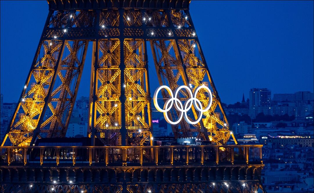 La Torre Eiffel está lista para la inauguración de los Juegos Olímpicos de París 2024 - Foto: EFE
