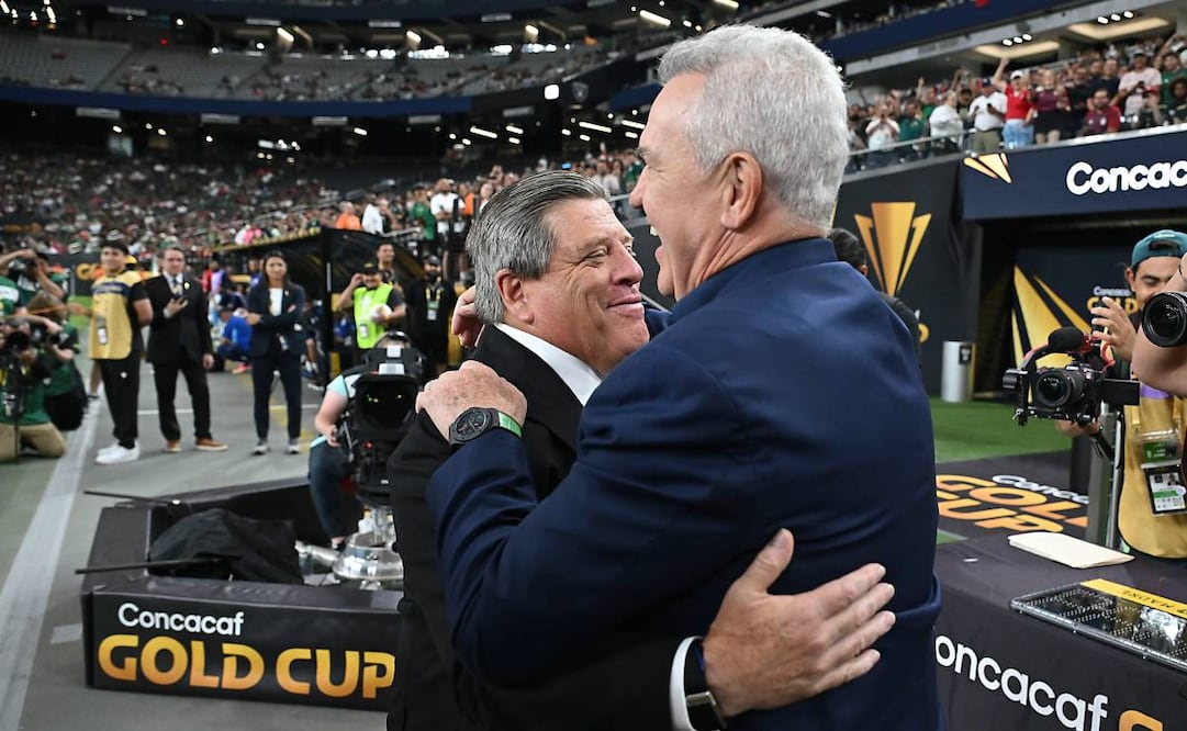 Miguel Herrera saluda a Javier Aguirre en la pasada Copa Oro. Foto: Imago7