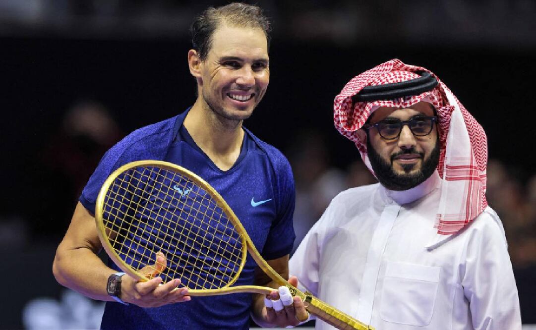 Rafael Nadal recibió una raqueta de oro de tamaño real tras un torneo de exhibición. FOTO: AFP