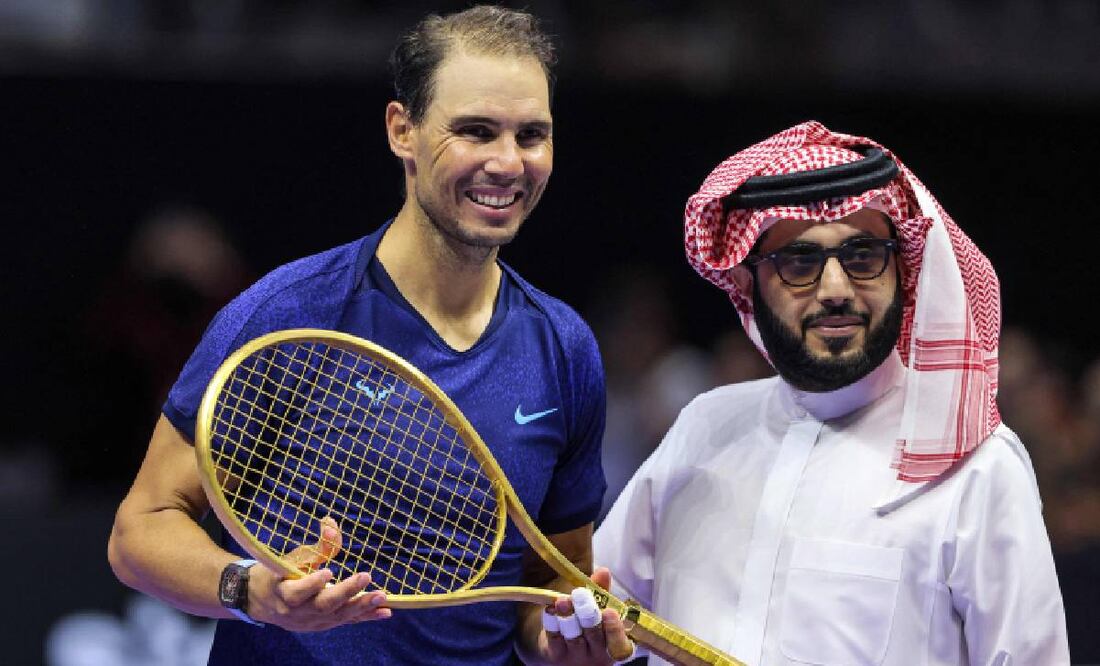 Rafael Nadal recibió una raqueta de oro de tamaño real tras un torneo de exhibición. FOTO: AFP