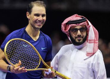 Rafael Nadal recibió una raqueta de oro de tamaño real tras un duelo de exhibición con Djokovic