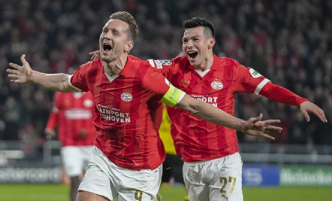 Chucky Lozano festeja con Luuk De Jong la goleada del PSV. Foto: AP