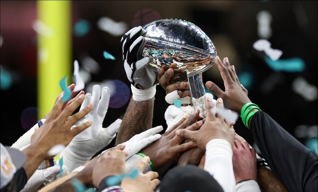Jugadores de los Eagles levantan el Vince Lombardi tras conquistar el Super Bowl LIX. FOTO: @NFL