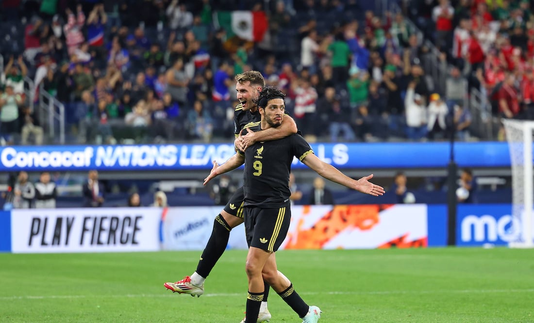 Santiago Giménez y Raúl Jiménez en festejo de gol - Foto: Imago7