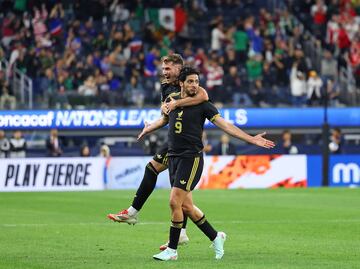 Raúl Jiménez hace un golazo de tiro libre; el delantero mexicano firma doblete ante Canadá