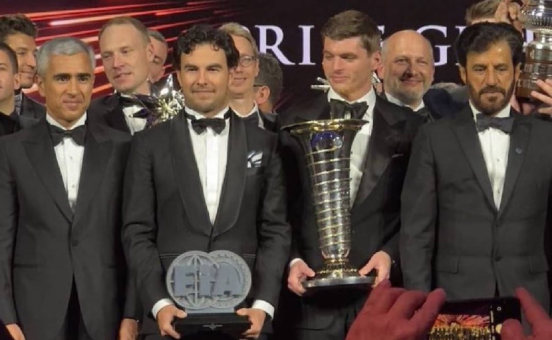 Checo Pérez, orgulloso con su galardón, en la Gala de la FIA 2023. Foto: Especial