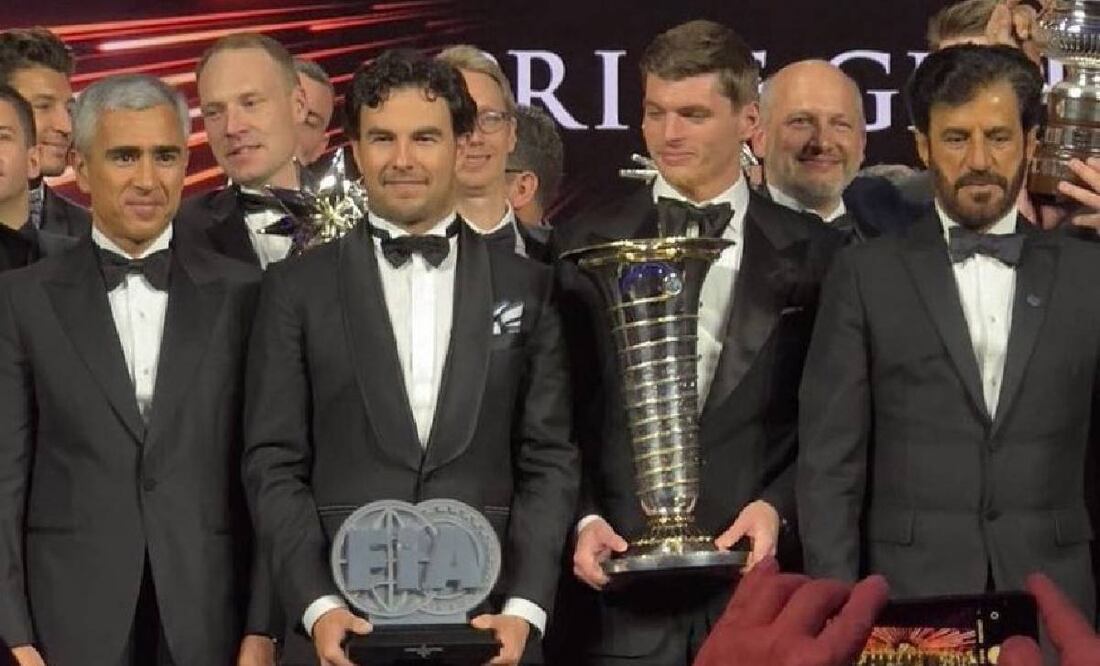 Checo Pérez, orgulloso con su galardón, en la Gala de la FIA 2023. Foto: Especial