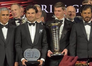 Checo Pérez recibió su trofeo de subcampeón de Fórmula 1 en la Gala de la FIA 2023