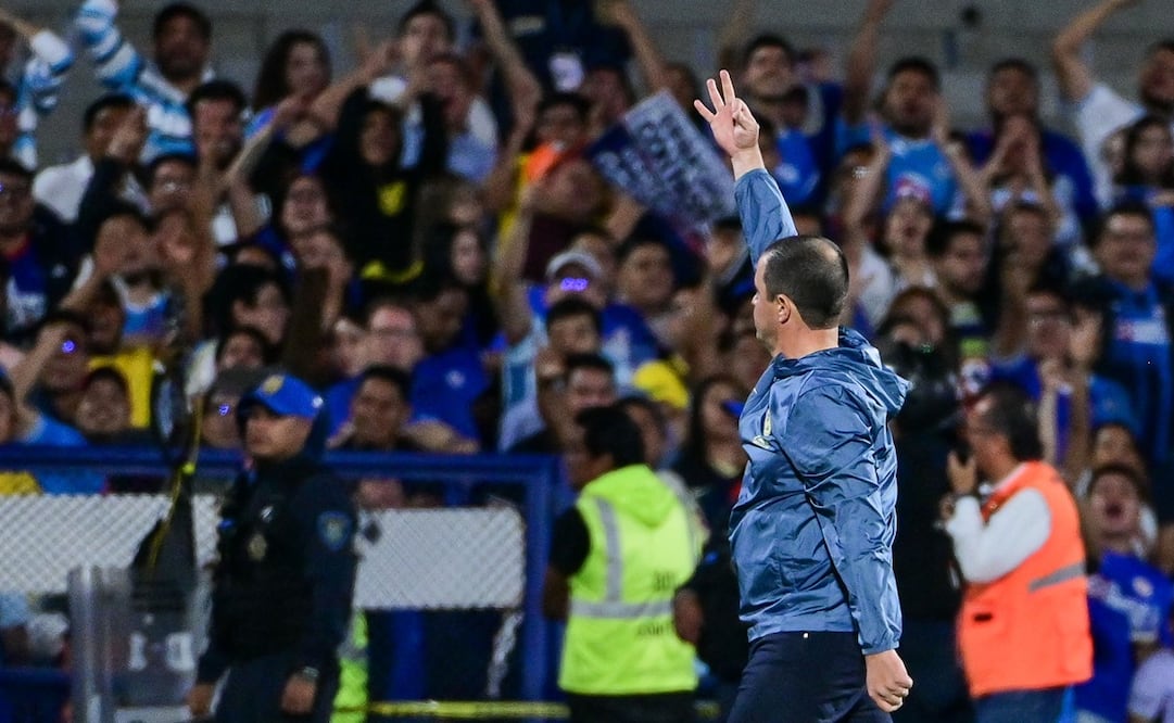 André Jardine le hace el gesto del tricampeonato a afición del Cruz Azul - Foto: Imago7