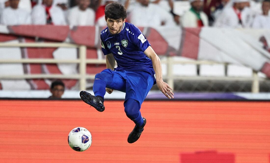 Khojiakbar Alijonov, defensor de Uzbekistan - Foto: AFP