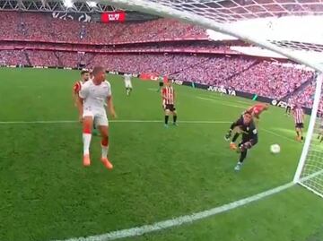 Alex Padilla aparece con el Athletic, pero anota un autogol