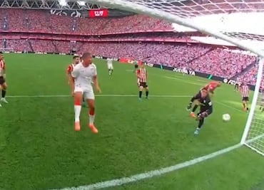 Alex Padilla aparece con el Athletic, pero anota un autogol