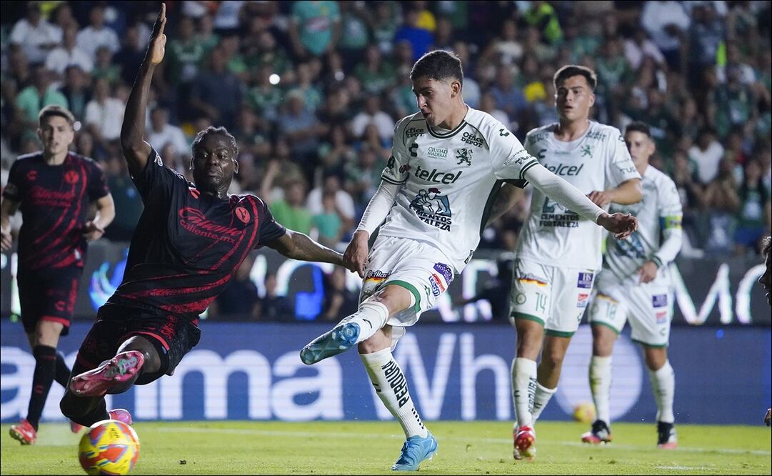 Ángel Estrada anota el primer gol de los Esmeraldas en su duelo ante los Xolos de la Jornada 10. FOTO: Imago7